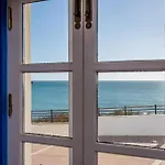 Prázdninový dům Refurbished Beachfront House, Pool, Ac, Wifi, Albufeira, Sea View *