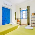 Prázdninový dům Refurbished Beachfront House, Pool, Ac, Wifi, Albufeira, Sea View Albufeira