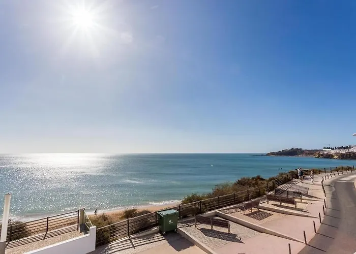 Refurbished Beachfront House, Pool, Ac, Wifi, Albufeira, Sea View בית נופש